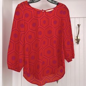 Francesca’s orange and purple hexagon flowy top with keyhole back.